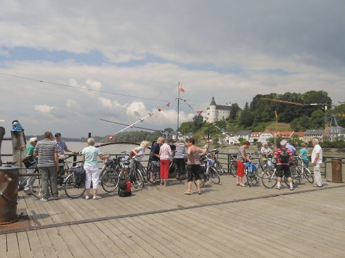 Pont Wilhering Fietsers op pont Wilhering